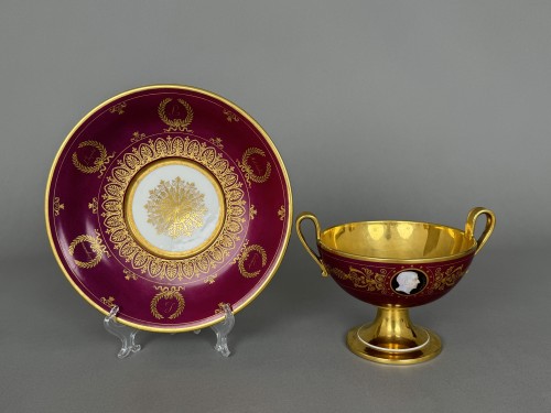 Céramiques, Porcelaines  - Sèvres – Rare coupe à deux anses en porcelaine à fond pourpre, 1824
