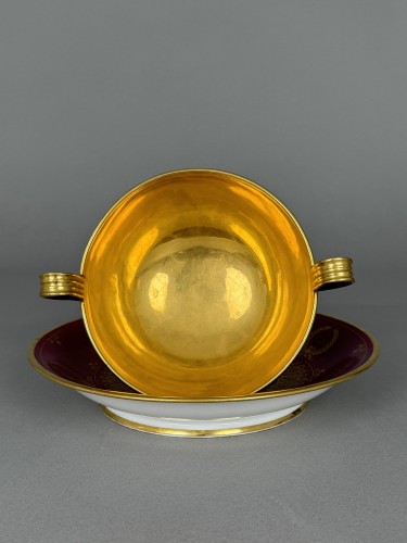 Sèvres – Rare coupe à deux anses en porcelaine à fond pourpre, 1824 - CHtresor Art