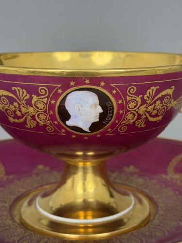 XIXe siècle - Sèvres – Rare coupe à deux anses en porcelaine à fond pourpre, 1824
