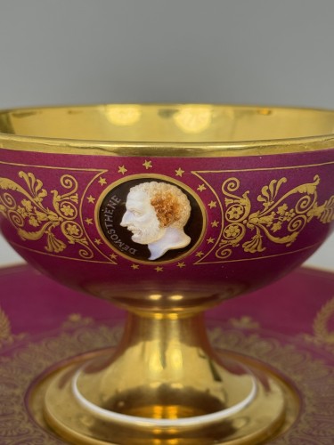 Sèvres – Rare coupe à deux anses en porcelaine à fond pourpre, 1824 - Restauration - Charles X