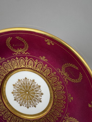 Restauration - Charles X - Sèvres – Rare coupe à deux anses en porcelaine à fond pourpre, 1824