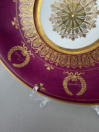 Antiquités - Sèvres – Rare coupe à deux anses en porcelaine à fond pourpre, 1824