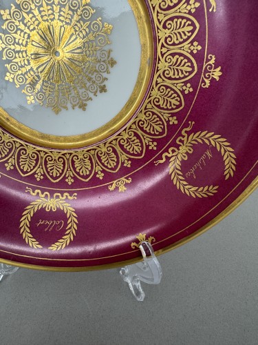 Antiquités - Sèvres – Rare coupe à deux anses en porcelaine à fond pourpre, 1824