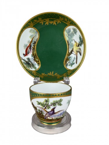Sèvres, 1764 – Tasse Hébert à fond vert et son sous-tasse, décor d’oiseaux