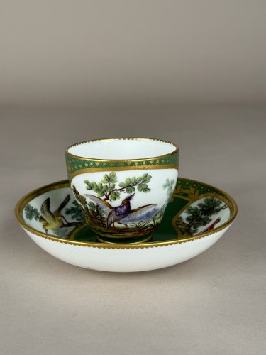 Sèvres, 1764 – Tasse Hébert à fond vert et son sous-tasse, décor d’oiseaux - CHtresor Art