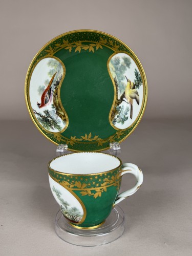 Sèvres, 1764 – Tasse Hébert à fond vert et son sous-tasse, décor d’oiseaux - Louis XV