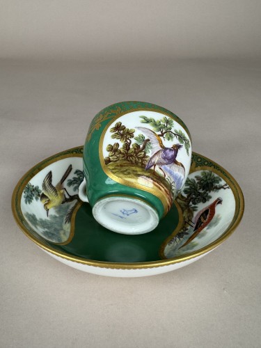 Antiquités - Sèvres, 1764 – Tasse Hébert à fond vert et son sous-tasse, décor d’oiseaux