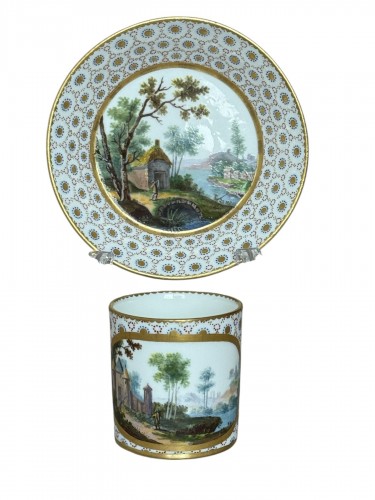 Sèvres Tasse Litron et soucoupe en porcelaine tendre, décor de paysage et dorure