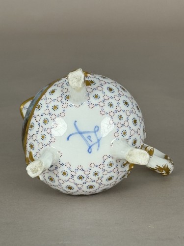 Louis XV - Sèvres, Soft-paste porcelain milk jug with landscape