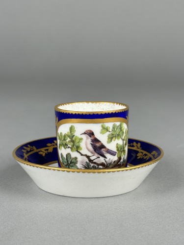 Tasse et soucoupe à décor d’oiseau, Sèvres XVIIIe siècle (1765) - Céramiques, Porcelaines Style 