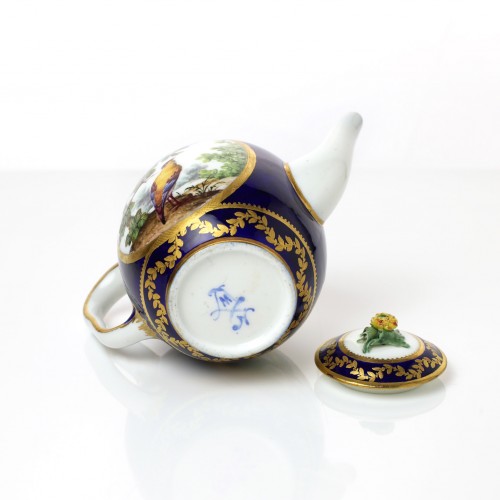 A French 18th Century Soft-Paste Sèvres Porcelain Tea Pot - Porcelain & Faience Style 
