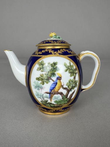 A French 18th Century Soft-Paste Sèvres Porcelain Tea Pot - Porcelain & Faience Style 