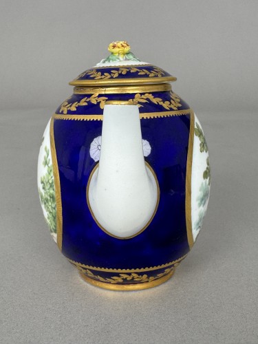 Antiquités - A French 18th Century Soft-Paste Sèvres Porcelain Tea Pot