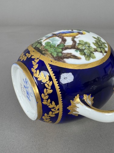 Antiquités - A French 18th Century Soft-Paste Sèvres Porcelain Tea Pot