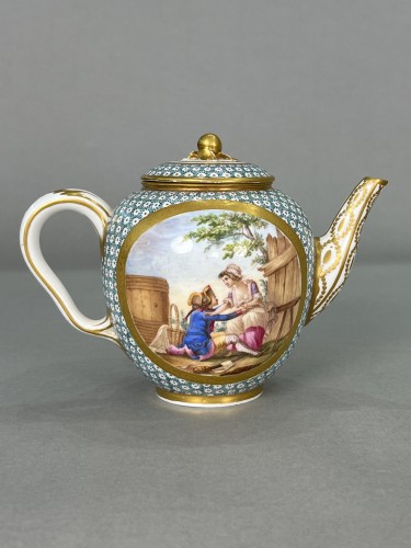 Sèvres Soft-Paste Porcelain Oviform Tea Pot, 1785 - Porcelain & Faience Style 