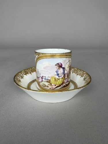 18th century - Sèvres Hard-Paste Porcelain Cup and Saucer, Girl with Doves