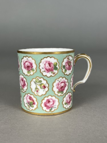 Antiquités - A Sèvres Hard-Paste Porcelain Cup and Saucer with Rose Garland Decoration