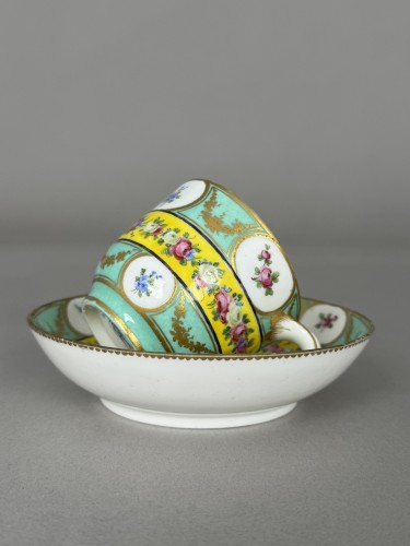 Sèvres soft-paste porcelain cup and saucer with floral reserves - 