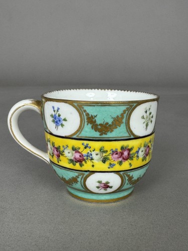 18th century - Sèvres soft-paste porcelain cup and saucer with floral reserves