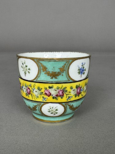 Sèvres soft-paste porcelain cup and saucer with floral reserves - 