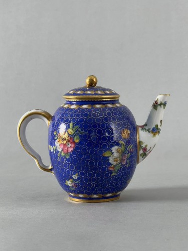 Théière en porcelaine tendre à décor de fleurs, Sèvres XVIIIe siècle - Céramiques, Porcelaines Style Louis XVI