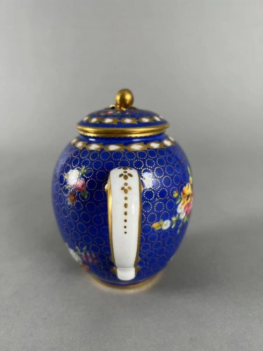 Théière en porcelaine tendre à décor de fleurs, Sèvres XVIIIe siècle - CHtresor Art