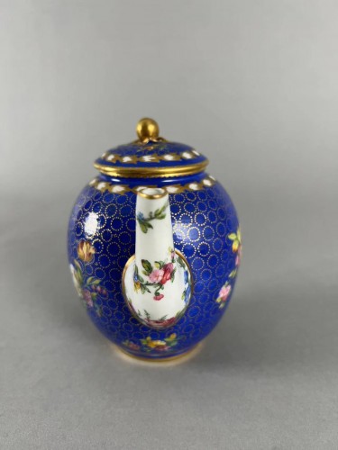 XVIIIe siècle - Théière en porcelaine tendre à décor de fleurs, Sèvres XVIIIe siècle