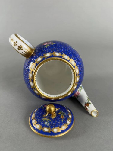 Théière en porcelaine tendre à décor de fleurs, Sèvres XVIIIe siècle - Louis XVI