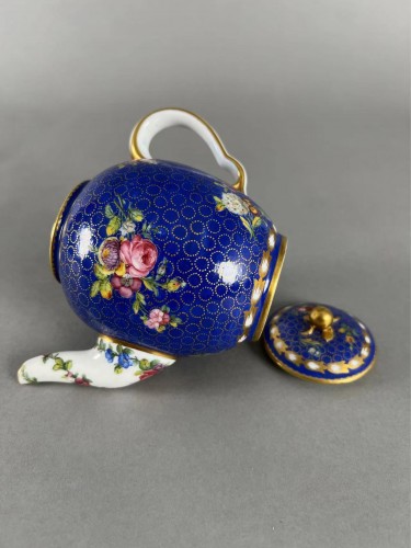 Louis XVI - Théière en porcelaine tendre à décor de fleurs, Sèvres XVIIIe siècle