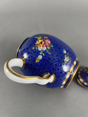 Antiquités - Théière en porcelaine tendre à décor de fleurs, Sèvres XVIIIe siècle