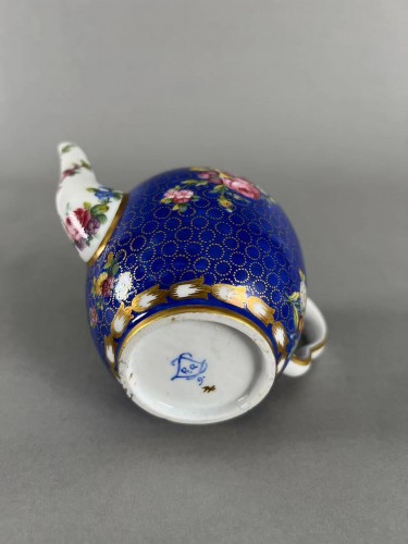 Antiquités - Théière en porcelaine tendre à décor de fleurs, Sèvres XVIIIe siècle