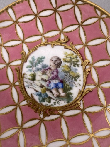18th century - Sèvres saucer with Rose Pompadour ground 1757