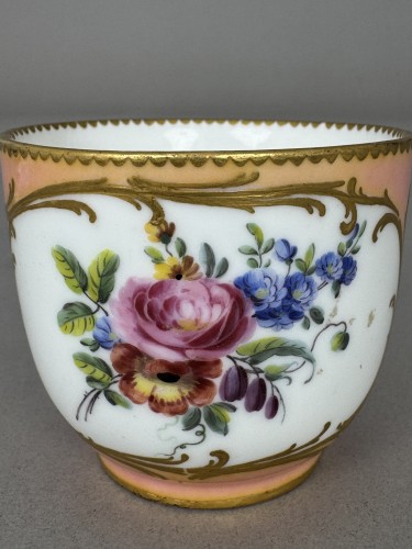Sèvres porcelain goblet, Pompadour pink background 1764 - Porcelain & Faience Style 
