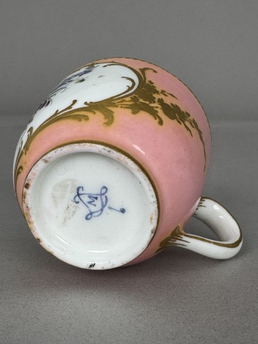 Antiquités - Sèvres porcelain goblet, Pompadour pink background 1764