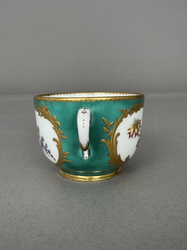 Two-handled cup in soft-paste Sèvres porcelain, 1757 - Porcelain & Faience Style 