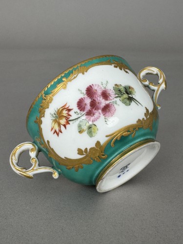 18th century - Two-handled cup in soft-paste Sèvres porcelain, 1757