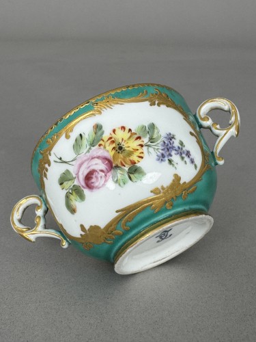 Two-handled cup in soft-paste Sèvres porcelain, 1757 - 