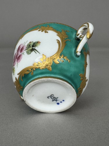 Antiquités - Two-handled cup in soft-paste Sèvres porcelain, 1757