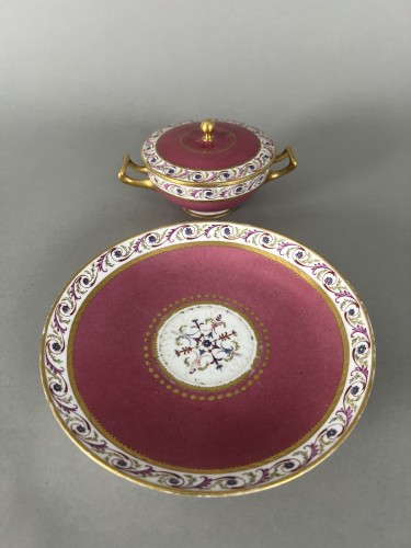 18th century - Hard-paste porcelain covered ecuelle and circular stand Sèvres, 1787