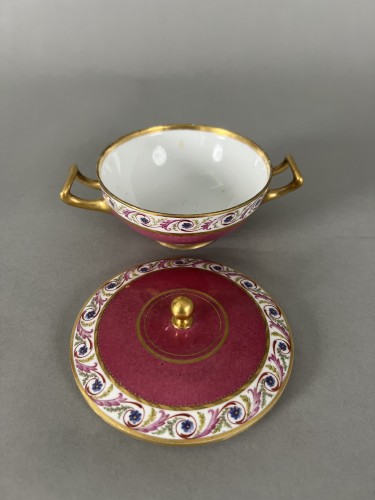 Antiquités - Hard-paste porcelain covered ecuelle and circular stand Sèvres, 1787