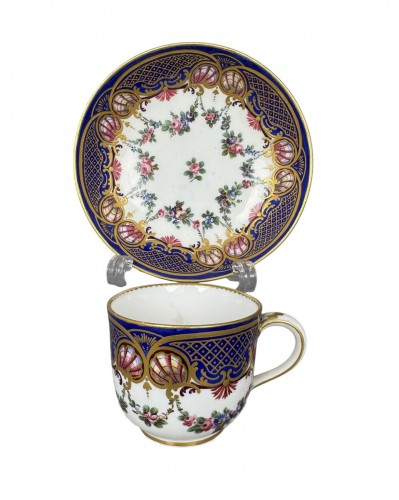 Sèvres soft-paste porcelain cup and saucer with "coquille et guirlande" dec