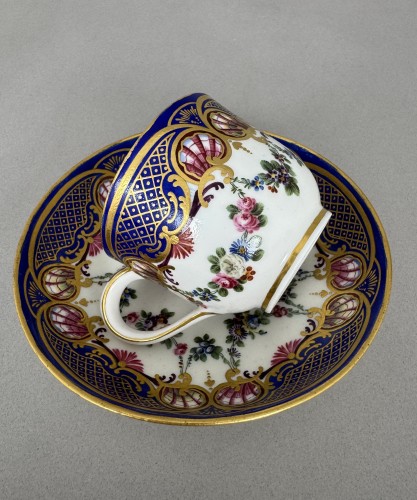 18th century - Sèvres soft-paste porcelain cup and saucer with &quot;coquille et guirlande&quot; dec