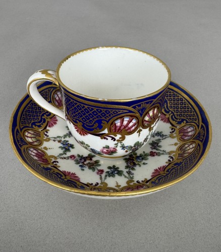 Antiquités - Sèvres soft-paste porcelain cup and saucer with &quot;coquille et guirlande&quot; dec