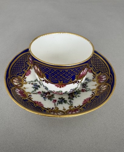 Antiquités - Sèvres soft-paste porcelain cup and saucer with &quot;coquille et guirlande&quot; dec