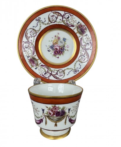 Tasse et soucoupe en porcelaine dure de Sèvres, fond rouge fer, décor de panier fleur