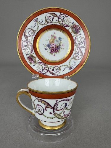 Tasse et soucoupe en porcelaine dure de Sèvres, fond rouge fer, décor de panier fleur - Céramiques, Porcelaines Style 