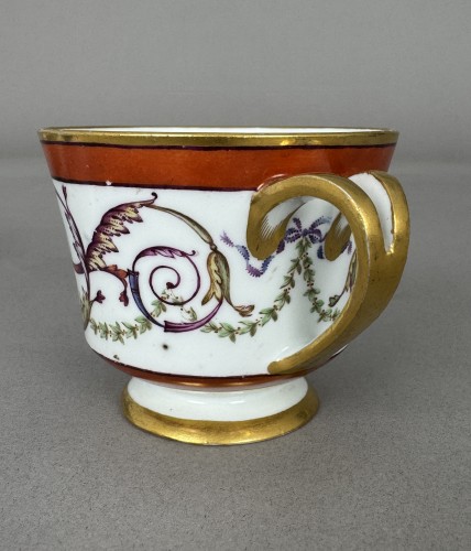 Tasse et soucoupe en porcelaine dure de Sèvres, fond rouge fer, décor de panier fleur - CHtresor Art