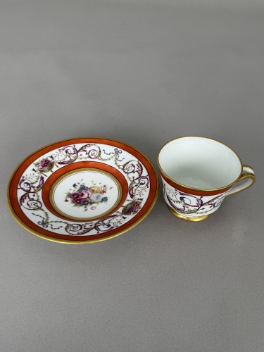 XIXe siècle - Tasse et soucoupe en porcelaine dure de Sèvres, fond rouge fer, décor de panier fleur