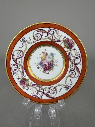 Tasse et soucoupe en porcelaine dure de Sèvres, fond rouge fer, décor de panier fleur - 