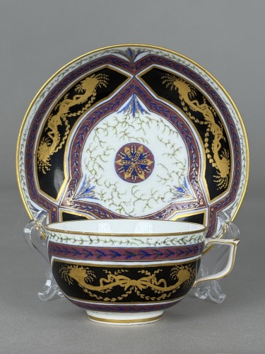 A Sèvres (hard paste) porcelain cup and saucer, black and mauve ground - Porcelain & Faience Style 
